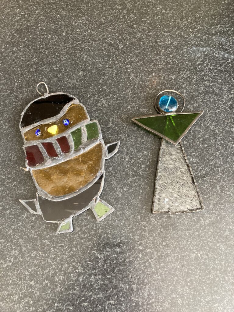 Sneeuwpop en engel beide in glas