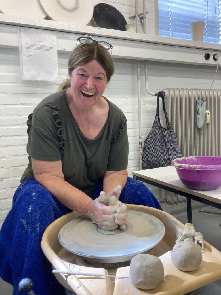 Al draaiend komt er een vaas uit